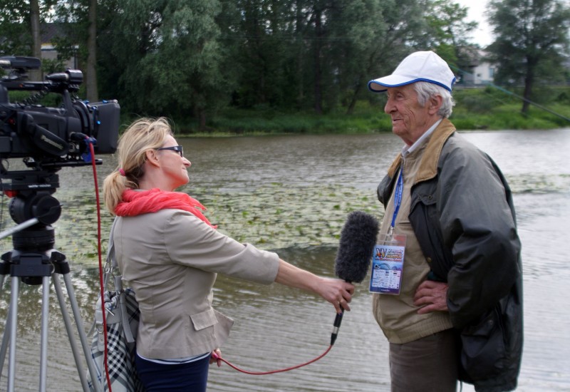 Są i media, wywiadu dla telewizji udziela Andrzej Kopiczyński, czyli niezapomniany Czterdziestolatek