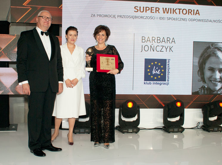 Barbara Jończyk obiera statuetkę Super Wiktorii z rąk Waldemara Piórka