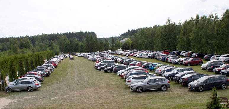 zapełniony samochodami uczestników gali parking na Rancho